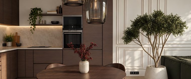 Ořechová kuchyň s mramorovým obkladem a jídelní stůl